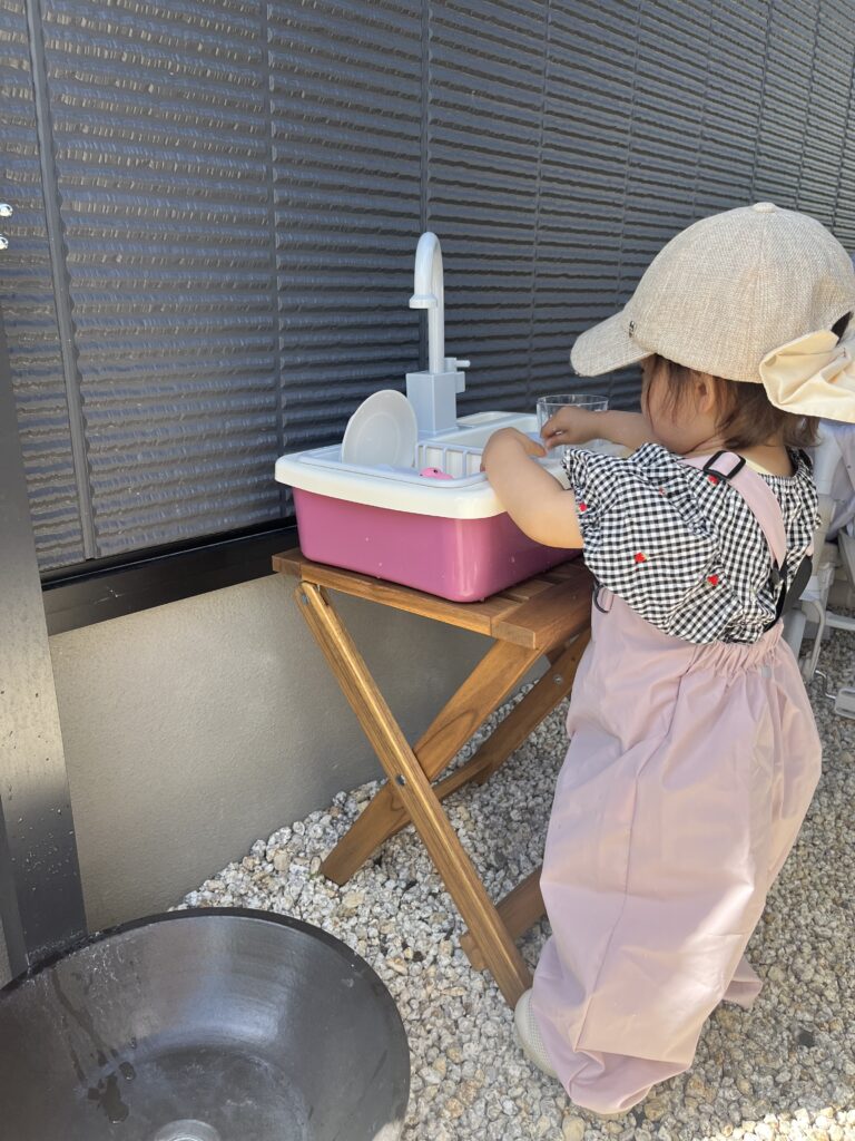IKEAの「ネッマロー スツール（屋外用・折りたたみ式）」を使った水遊びの様子