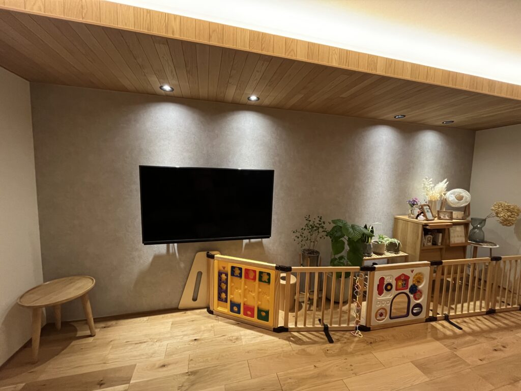 リビングのアクセントになる、本物の木を使った下がり天井