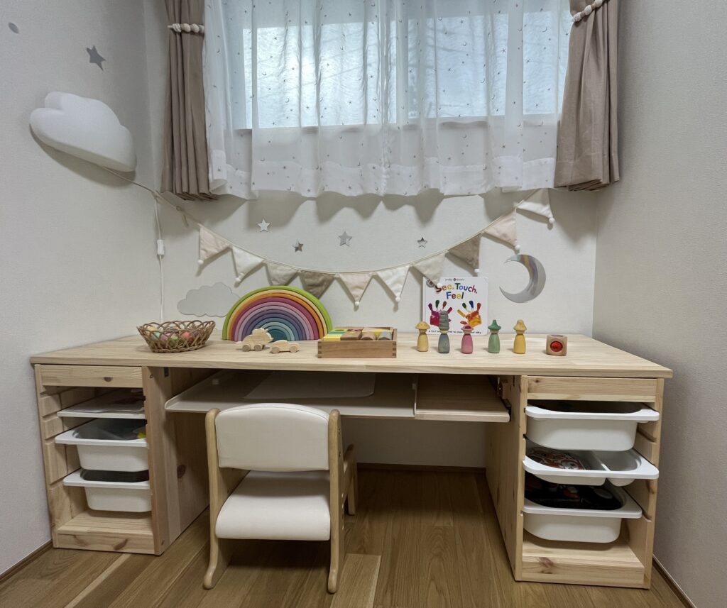 子ども部屋の窓下に設置したIKEAトロファストのナチュラルなキッズデスク