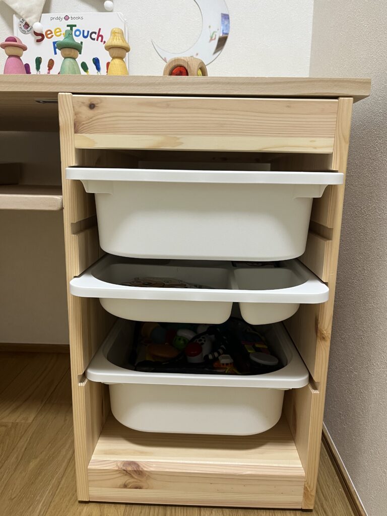 IKEAトロファスト右側に収納した魚釣りおもちゃ、マグネット、音の鳴るおもちゃ