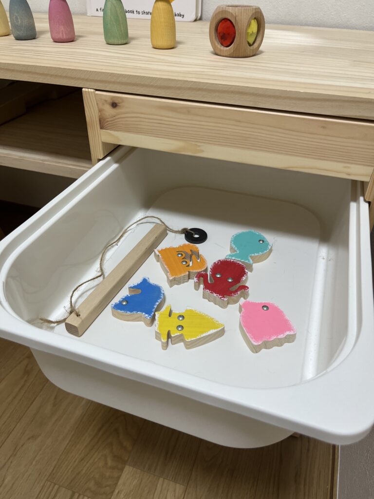 IKEAトロファストの浅いボックスに一式収納したマグネット式魚釣りおもちゃ
