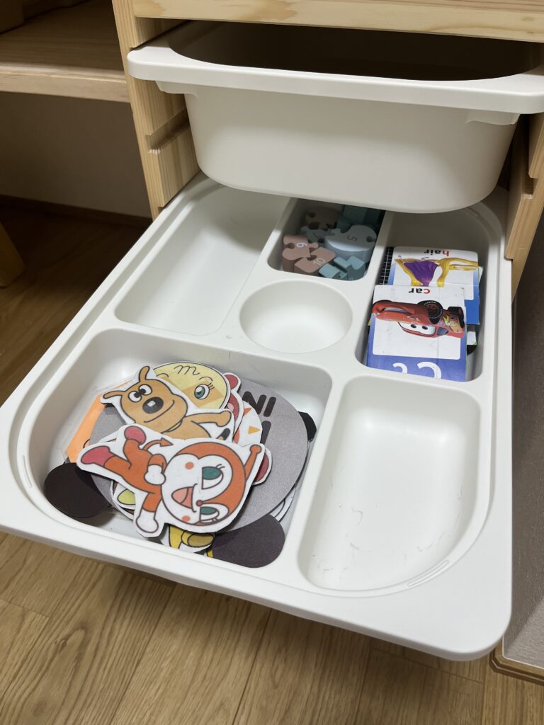 トロファストの仕切り付き収納トレイに種類別に入れた子ども用マグネット