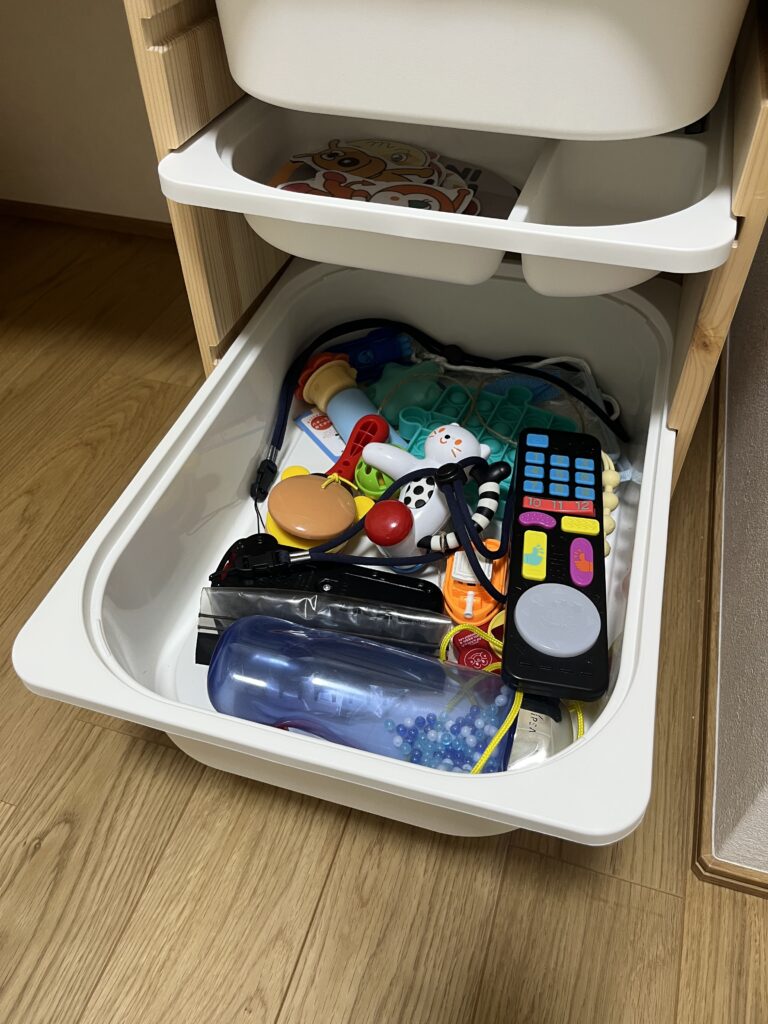 IKEAトロファスト下段のボックスにまとめて収納した音の鳴るおもちゃ