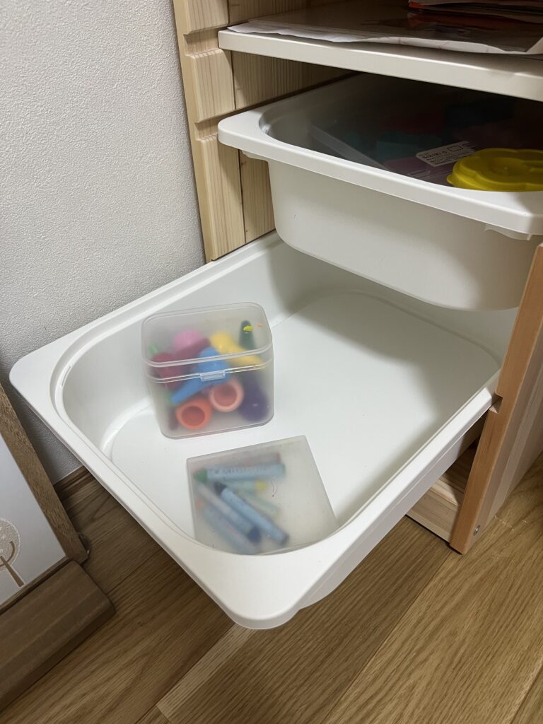 セリアのケースに収納したベビーコロールと子ども用クレヨン