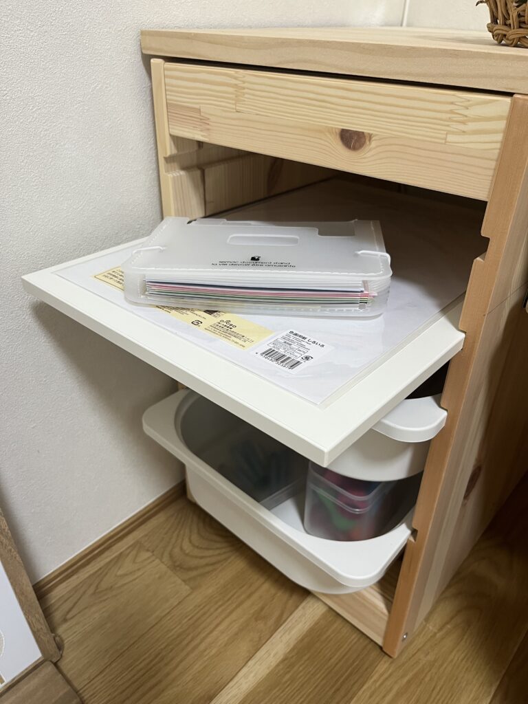 トロファストの棚板に収納した画用紙とドキュメントスタンド入りの折り紙