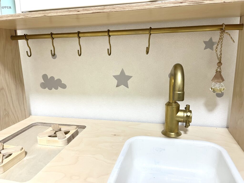 ゴールドに塗装した蛇口とキッチンツール掛け