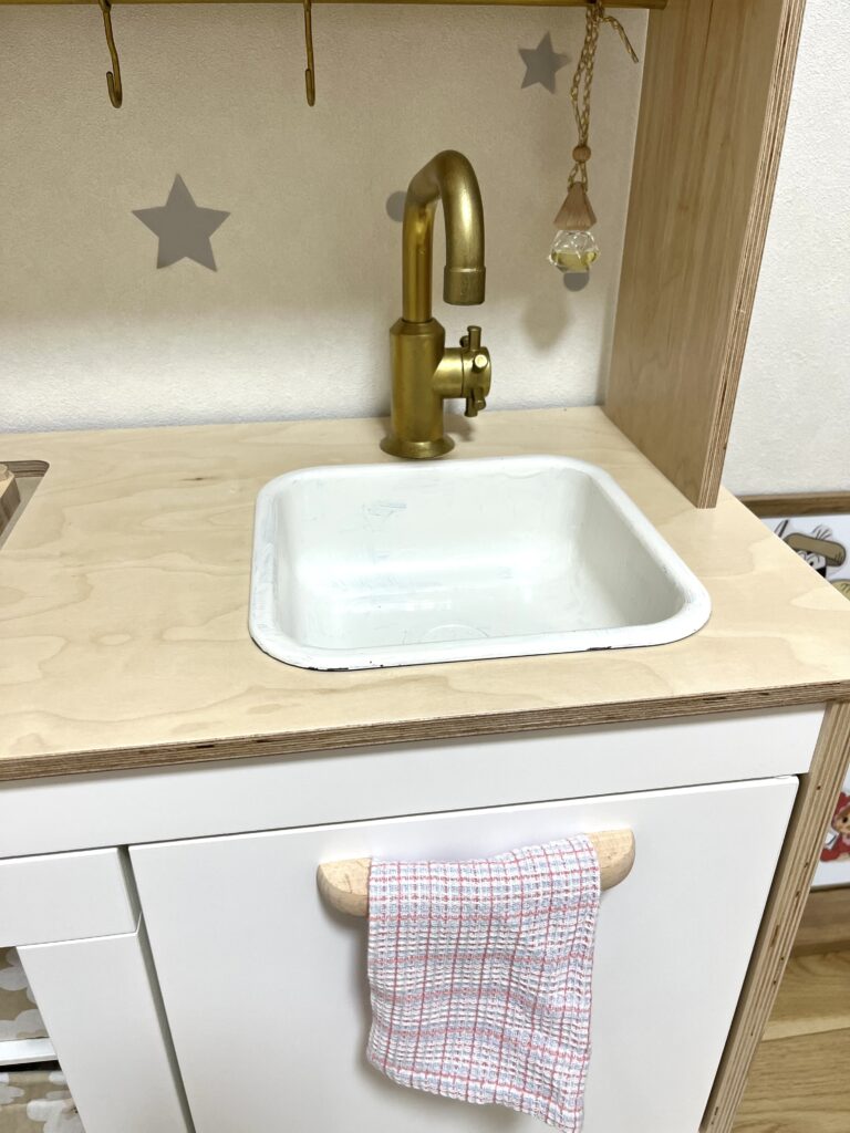 白い油性ペンキで塗装したおままごとキッチンのシンク