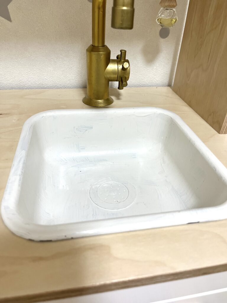 白い油性ペンキで塗装したおままごとキッチンのシンク