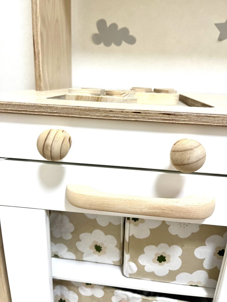 IKEAおままごとキッチンのコンロに取り付けた2個の木製つまみ