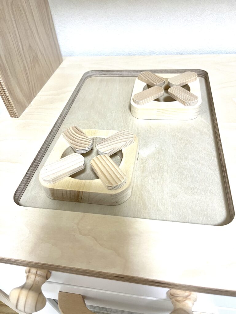 IKEAおままごとキッチンのIH部分に取り付けた木製五徳