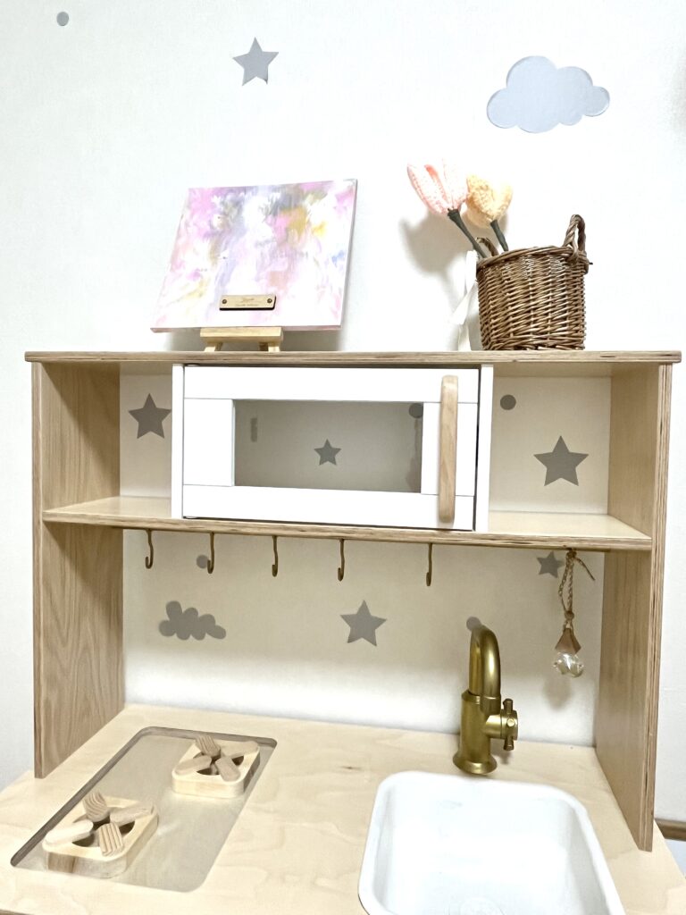 IKEAおままごとキッチンの背面に貼った星・雲形ウォールステッカー