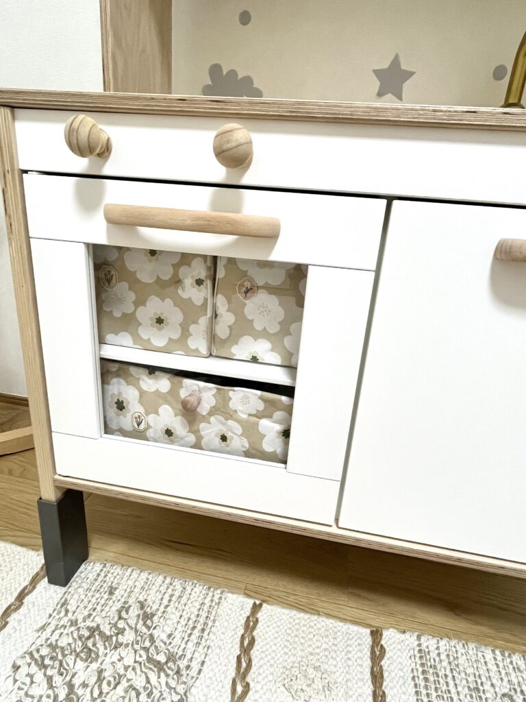 IKEAおままごとキッチンの透明扉から見える布張り収納箱