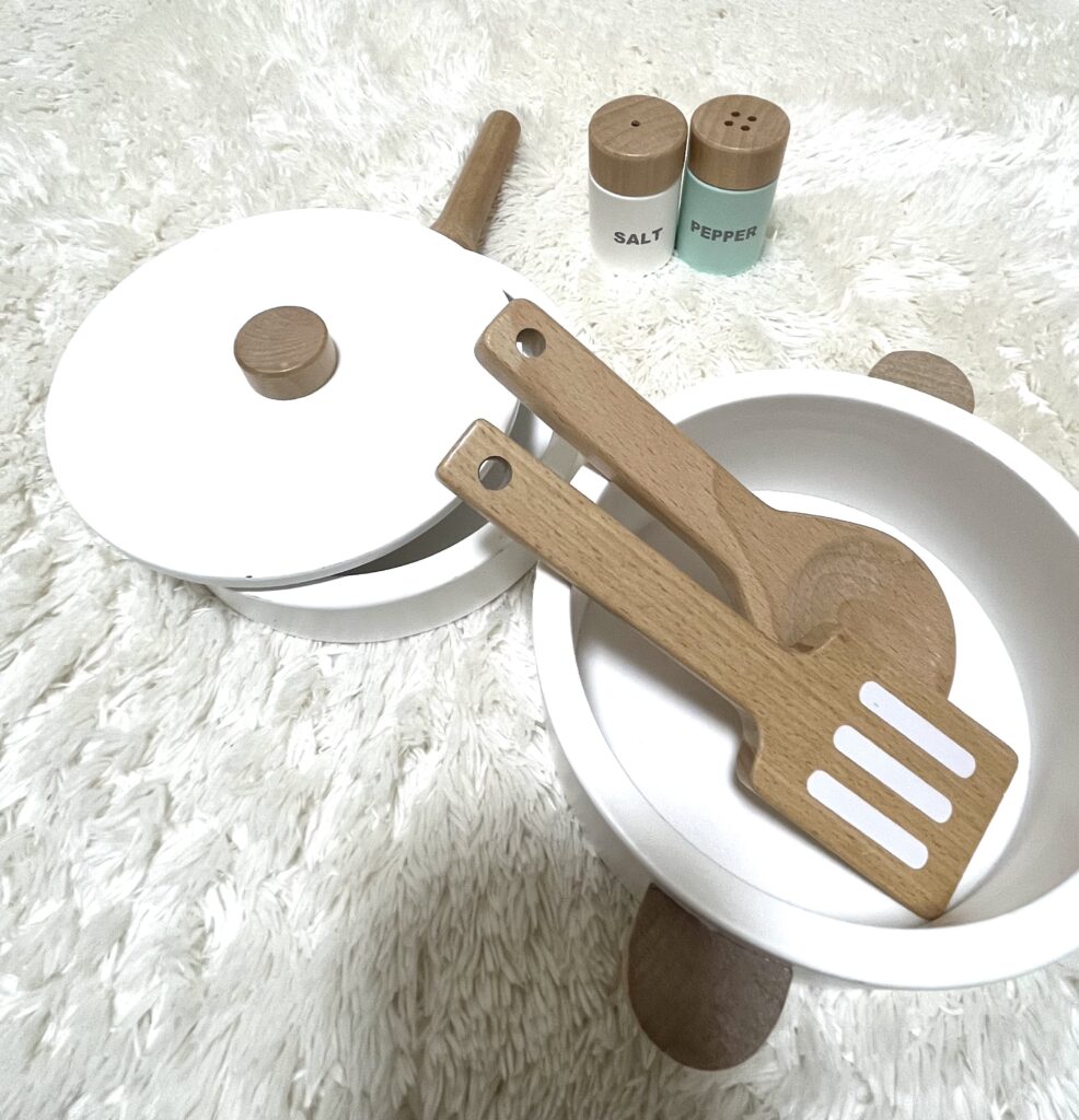 IKEAおままごとキッチンに合わせた木製の鍋とフライパン
