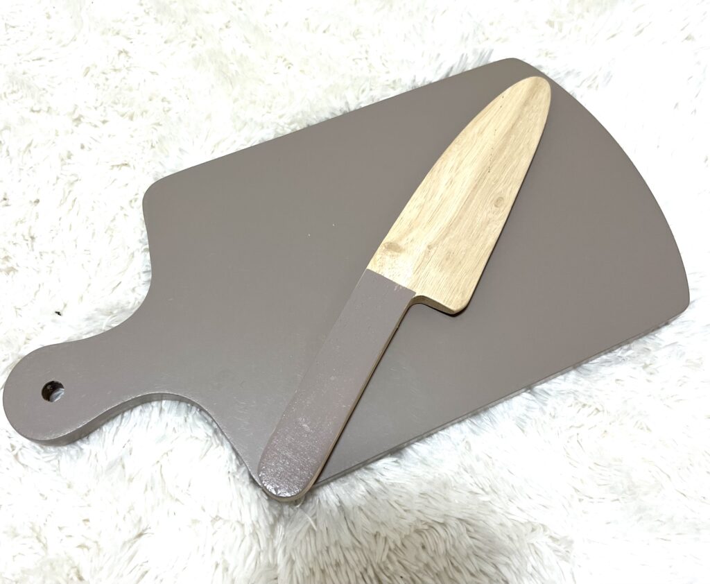 3COINSで購入した木製のおままごと用包丁とまな板