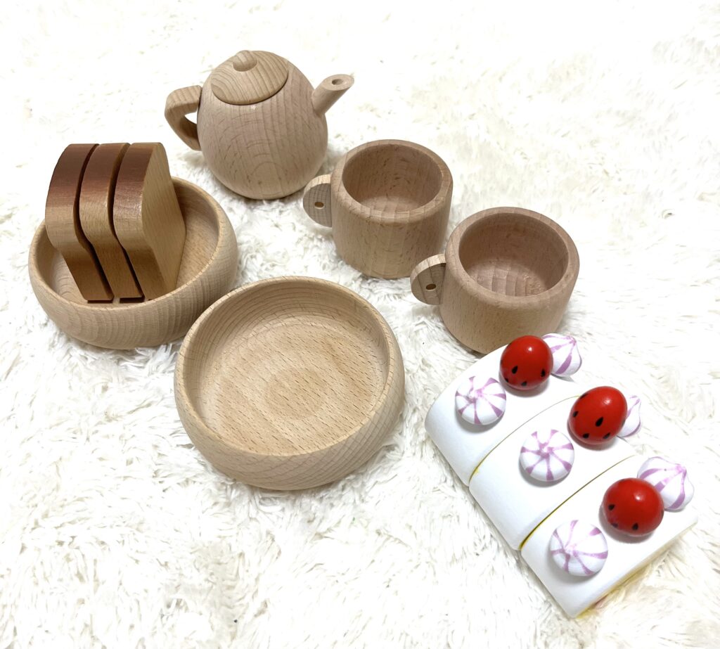 木製のおままごと用コーヒーカップと小さなポットなど