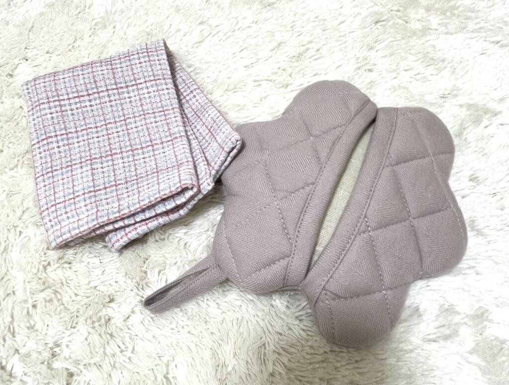 おままごとキッチンのツール掛けに掛けたミトンとふきん