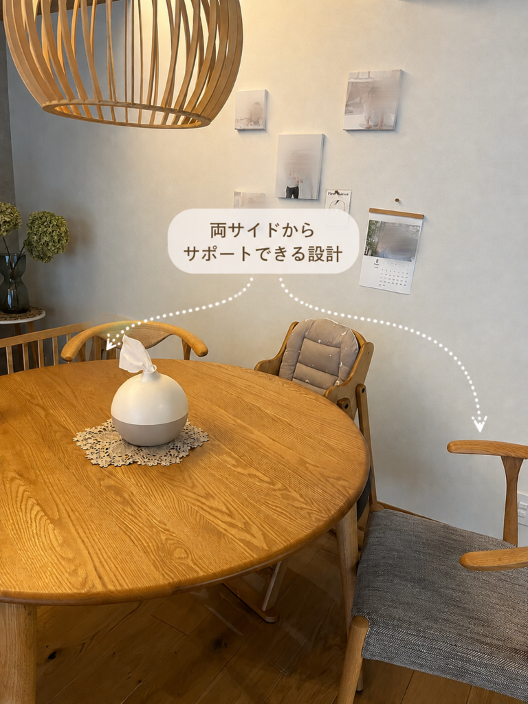 直径115cmの円卓で1歳の娘を両側から食事サポートする様子