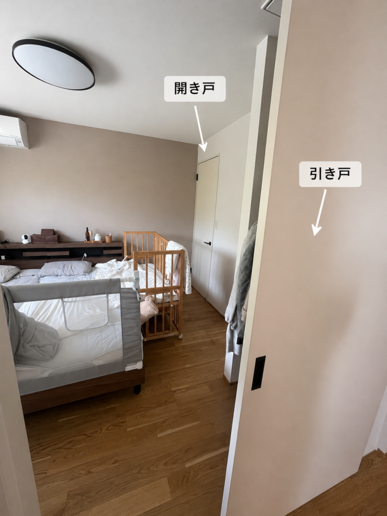 6.5畳寝室の2WAY動線をつくる開き戸と引き戸