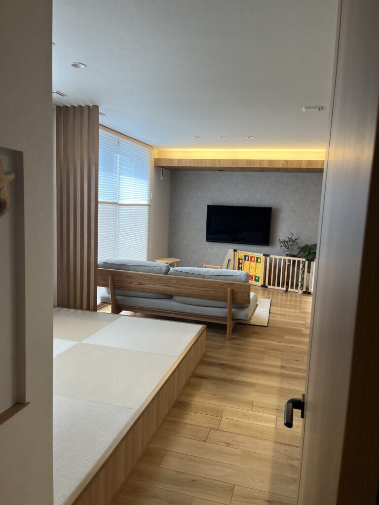 リビング入ってすぐに小上がり畳