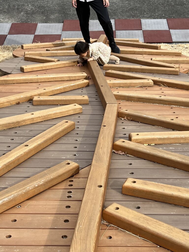 奈良おもちゃ美術館の外の遊び場