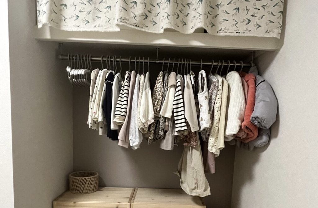 子供部屋のハンガーパイプにかけて収納した子どものトップス
