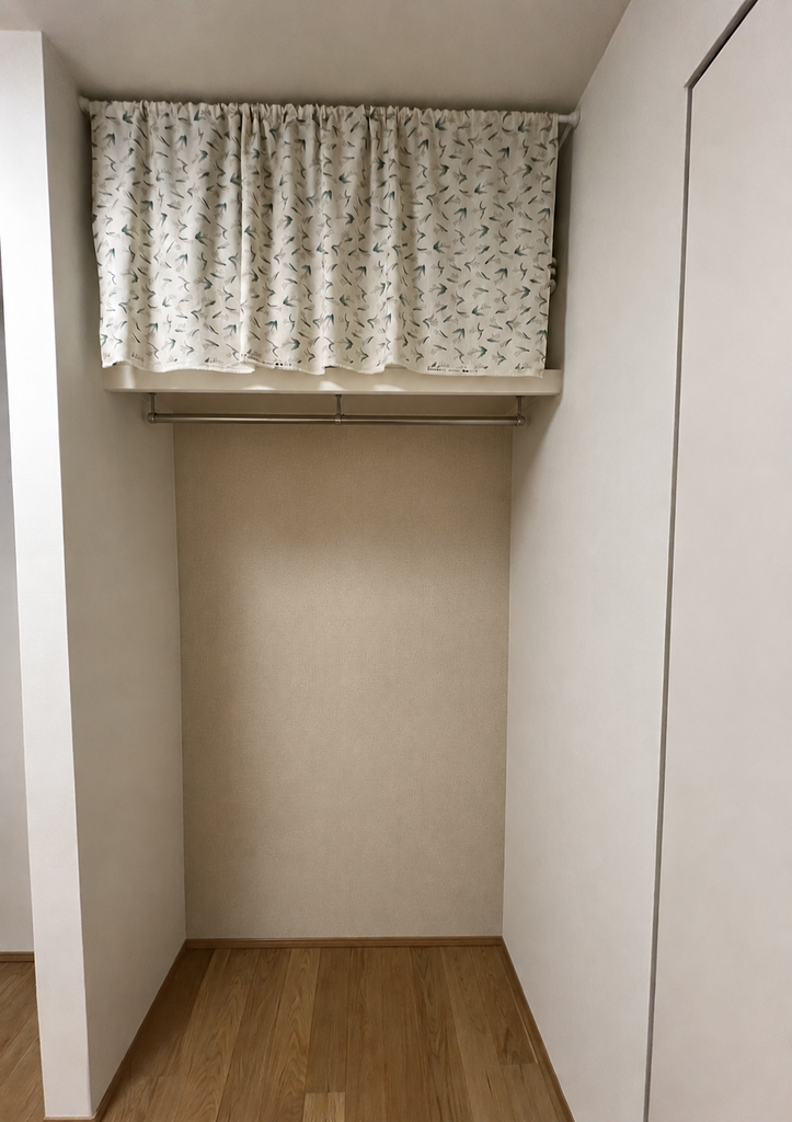 4.5畳の子供部屋のオープン収納の奥に取り入れた淡いベージュのアクセントクロス