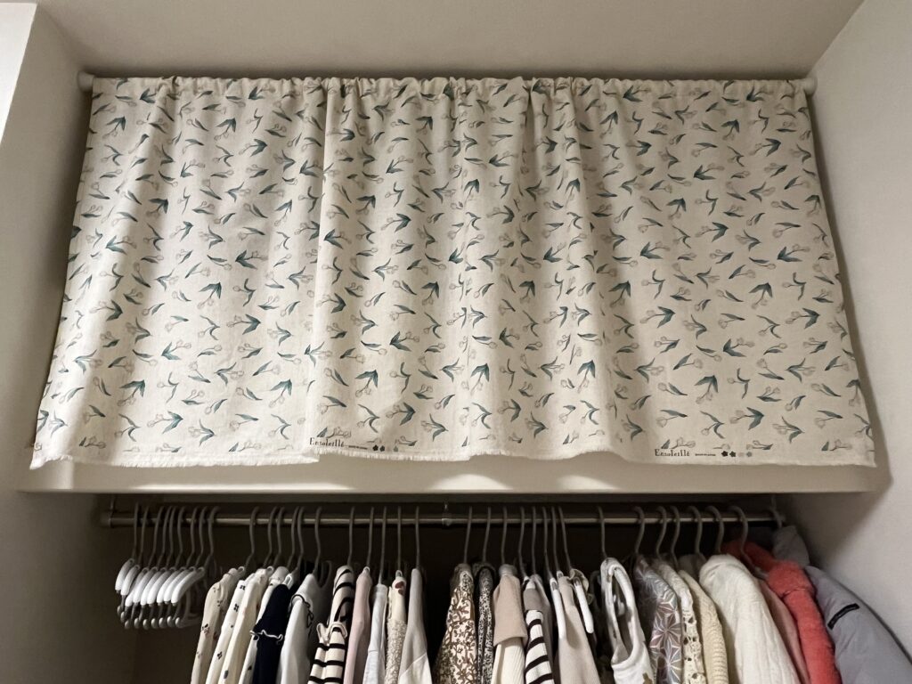 突っ張り棒とカーテンで見せない収納