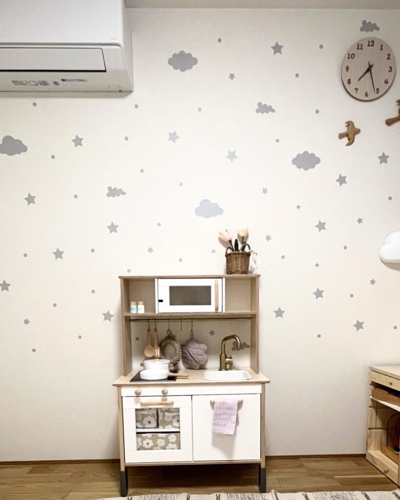 子供部屋の壁にウォールステッカーを張って海外風子供部屋へ