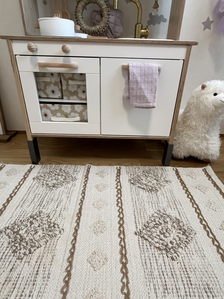 子供部屋、おままごとスペースに敷いた綿とジュート素材のラグ