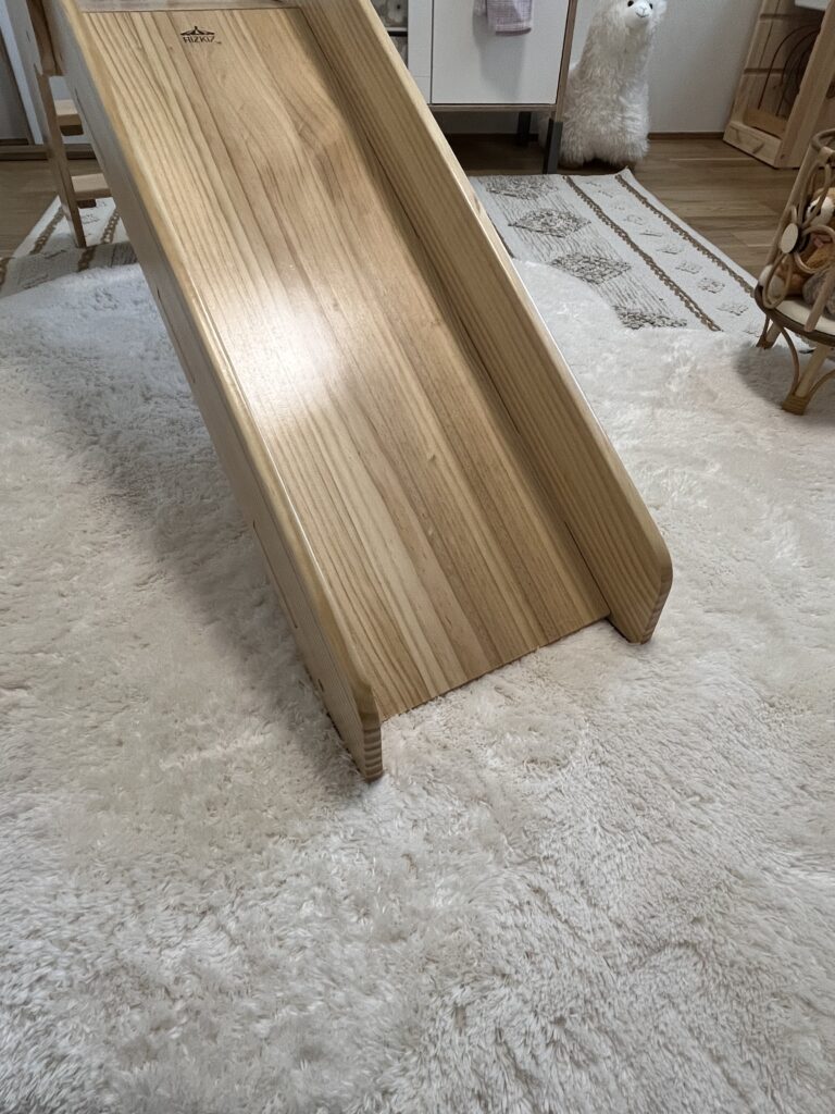 子供部屋、滑り台着地地点に敷いたマイクロファイバーのラグ