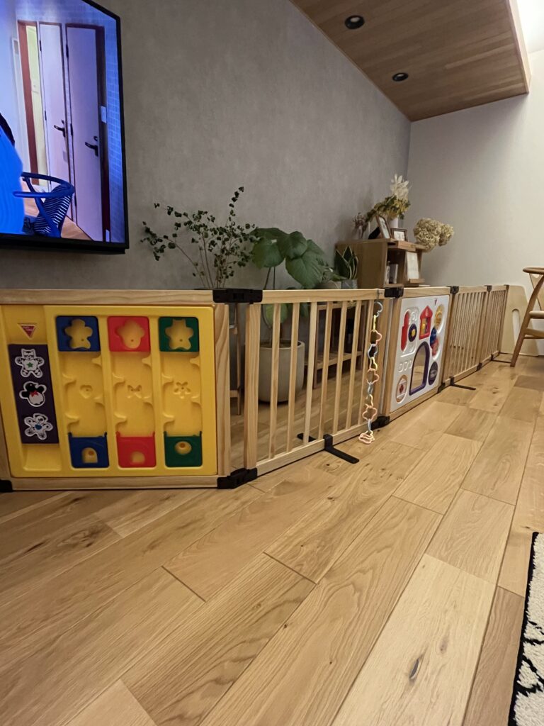 日本育児のおもちゃ付き木製パーテーション