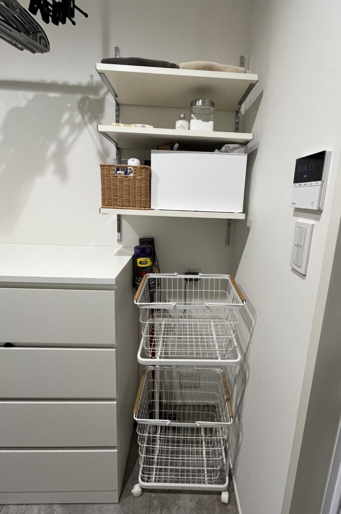 可動棚を利用したタオル置き場