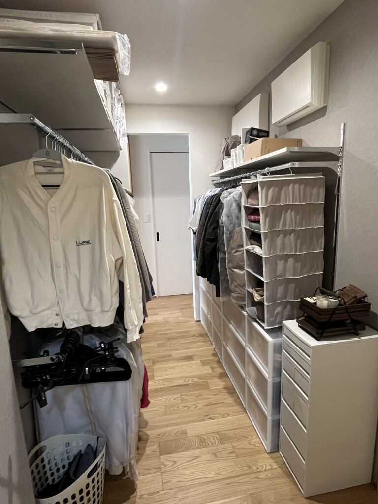 家の中央に設置した廊下兼WIC