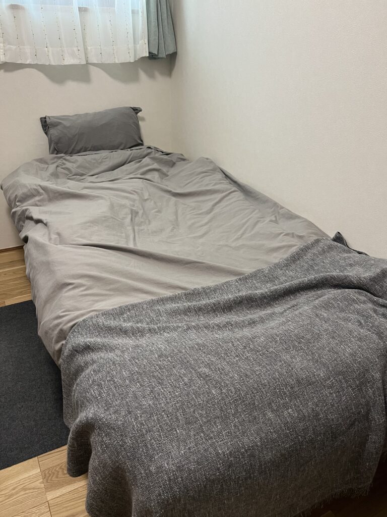 4.3畳の部屋に配置　すのこのシングルベッド