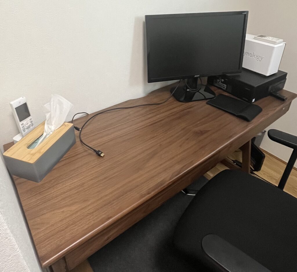 4.3畳の部屋に置いているデスク