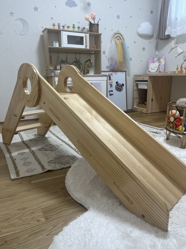 コンパクトな木製滑り台