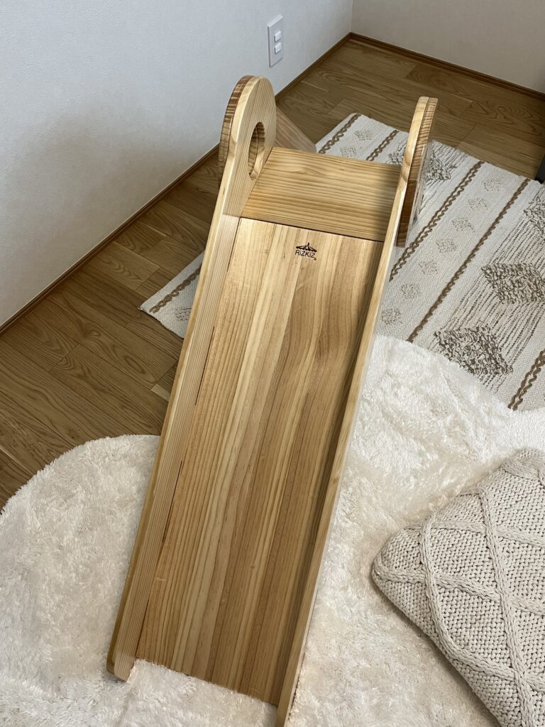 木製のコンパクト滑り台