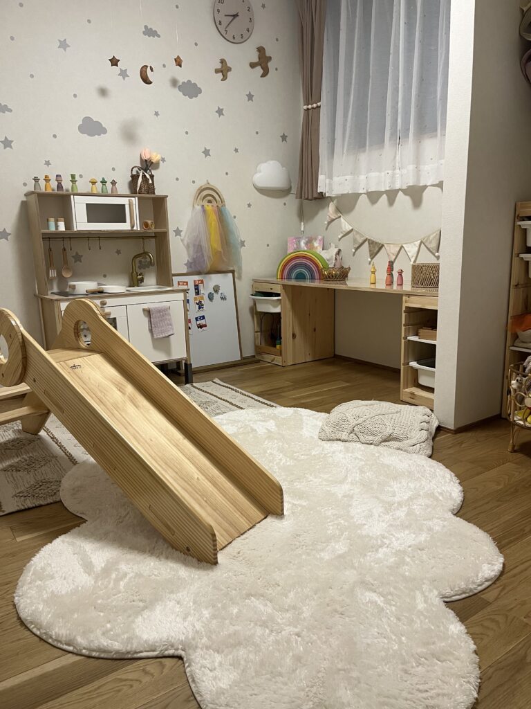 4.5畳の子供部屋に木製のコンパクト滑り台を置いてみた
