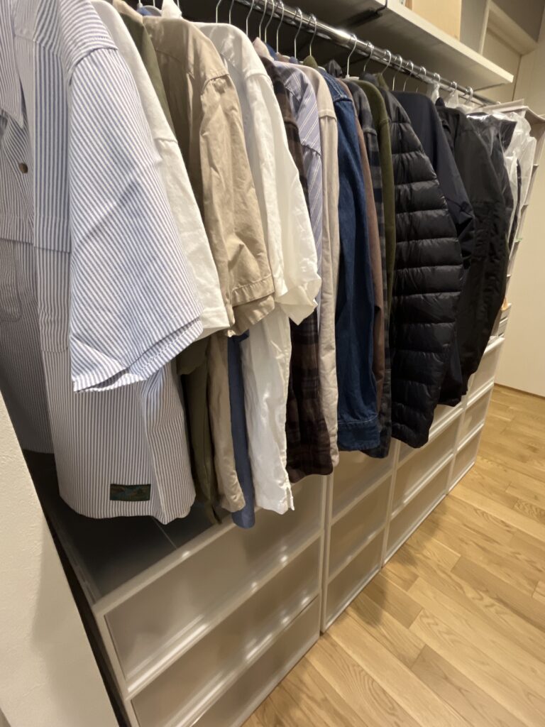 掛ける収納と畳んでしまう収納をバランスよく取り入れたWIC