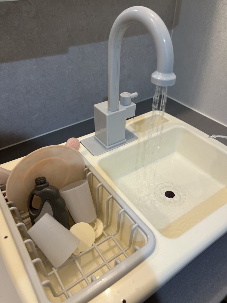 3COINS 水で色の変わるシンクトイ　水が循環して蛇口から水が出る仕組み