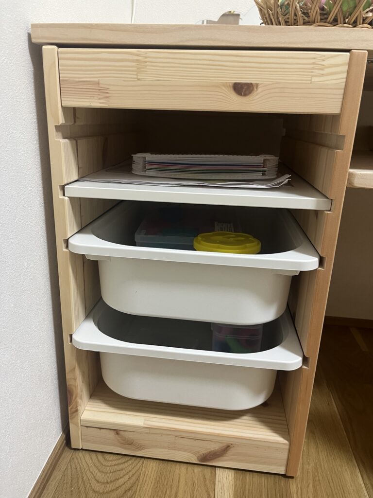 IKEAトロファスト左側に収納した画用紙、折り紙、粘土、クレヨン